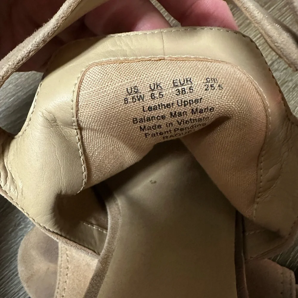 Neutral heels - Picture 3 of 7